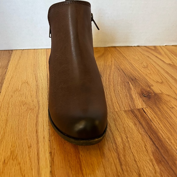 Brown Dunes memory foam boots size 7, new in box - Picture 3 of 5